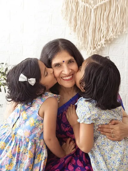 The love between a grandma and her grandchildren is something truly special. I was so happy to capture these sweet kisses during a generational family photoshoot.