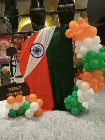 For a respectful and patriotic theme, I designed this Independence Day backdrop featuring a silhouette of the Amar Jawan Jyoti memorial. The setup is framed with a tricolor balloon arch and fabric draping to create a thoughtful tribute for a corporate event.