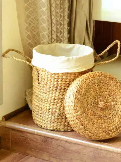 Our woven seagrass laundry basket, complete with a lid and removable cotton liner, combines practicality with natural aesthetics. It’s a beautiful and sturdy solution for organizing your laundry, storing toys, or decluttering any room in your home.