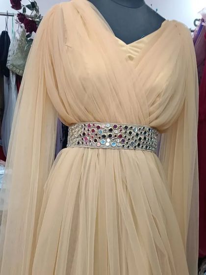 This golden "Angel sleeves" outfit is a showstopper. The dramatic, flowing sleeves and mirrored belt make it perfect for a pre-wedding shoot or a grand party.