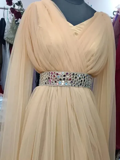 This golden "Angel sleeves" outfit is a showstopper. The dramatic, flowing sleeves and mirrored belt make it perfect for a pre-wedding shoot or a grand party.