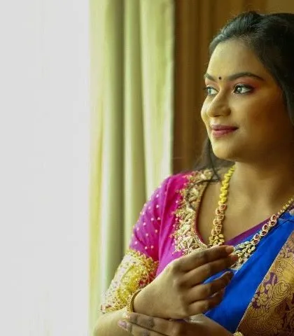 An engagement look allows for so much creativity. For this bride, we chose a soft, romantic style with glowing skin and defined eyes, creating a look that was both beautiful in photos and perfect for the celebration.