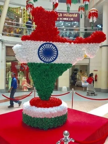For a large-scale Independence Day event in a public mall, I created this impressive map of India using thousands of saffron, white, and green flowers. It stands as a grand centerpiece, perfect for patriotic celebrations.