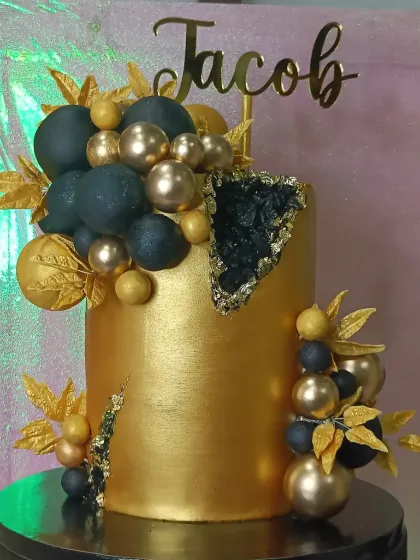 A striking geode cake in black and gold. While I usually avoid metallic colors, this design shows how they can be used to create a dramatic and luxurious effect.