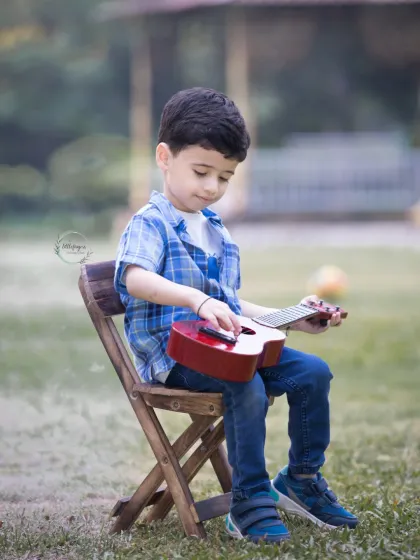 I love watching little ones discover their own rhythm. During my outdoor sessions, I let kids be kids, capturing their natural curiosity and creativity in the beautiful, soft light of the outdoors.