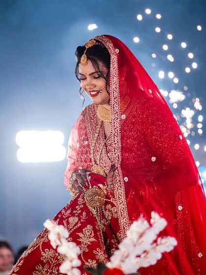 A magical bridal entry, surrounded by sparklers. This photo captures the bride's happiness and the fairytale-like atmosphere.