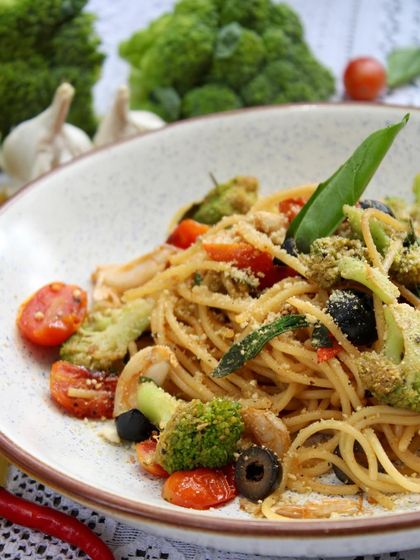 A beautifully plated Farmer's Style Spaghetti, showcasing the fresh broccoli, cherry tomatoes, and olives that make this dish a vibrant, farm-to-fork experience.