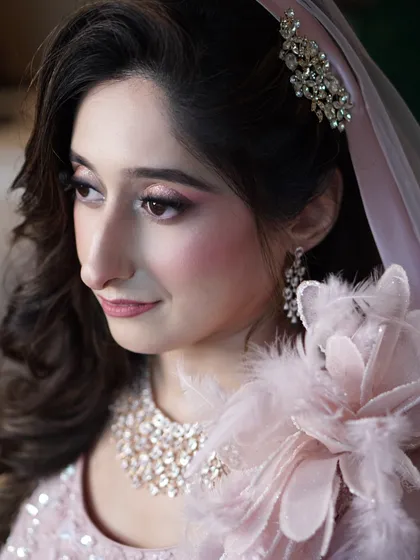 Capturing the soft elegance of an engagement look. The gentle pink tones on the eyes and cheeks, paired with a delicate hair accessory, create a romantic and modern bridal style that is simply stunning.