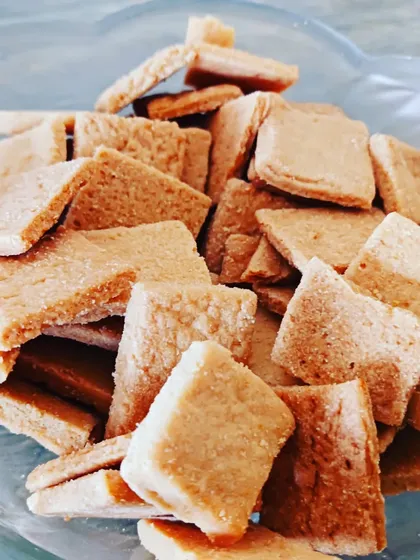 These square-shaped roasted biscuits are a delightful tea-time snack. They have a slightly sweet and savoury taste, and their crunchy texture is very satisfying.