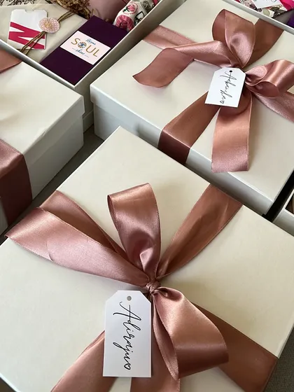 The final touch on our Women's Day gift boxes: a beautiful satin ribbon and a handwritten name tag. It’s these personal details that make all the difference.