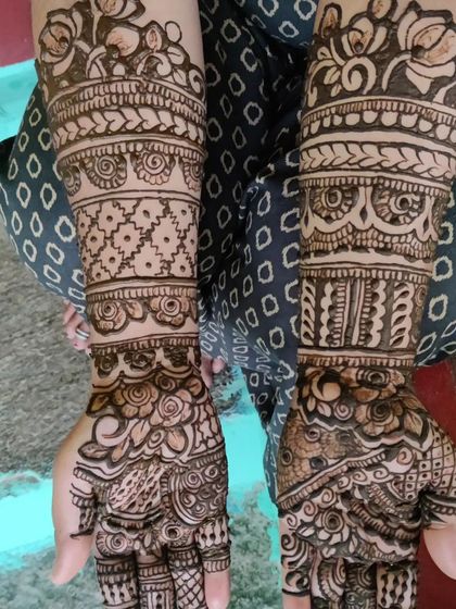 Another look at the banded design, perfect for brides who love symmetry and classic, clean patterns.