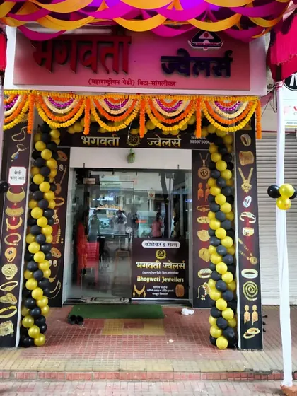 For local businesses like Bhagvati Jewellers, we blend modern and traditional elements. This entrance features balloon pillars paired with classic marigold garlands, creating a festive and culturally relevant look for their opening.