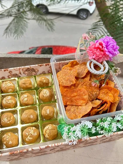 Another look at our popular meetha and namkeen hamper. The beautiful packaging makes it a wonderful gift that you can proudly give to your friends and family.