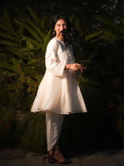 A candid, happy moment with Nayab Midha. Her fresh makeup look holds up perfectly, looking just as good off-stage as it does on.