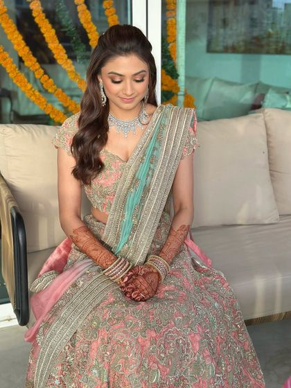 A full view of this radiant Mehendi look. I focused on soft glam and dewy skin to enhance her natural features, pairing it with a beautiful wavy hairstyle.