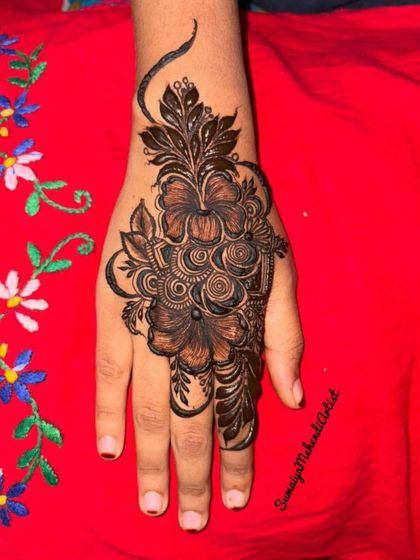 Another angle of this bold floral design, showing the beautiful shading and detail.