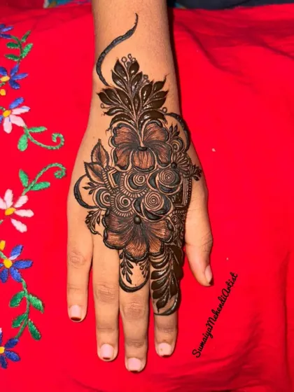Another angle of this bold floral design, showing the beautiful shading and detail.