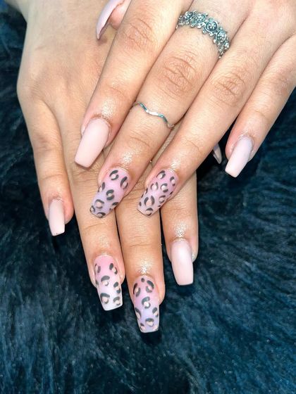 A classic leopard print design on a nude ombre base. Animal prints are always in style, and I'll teach you how to paint them perfectly.