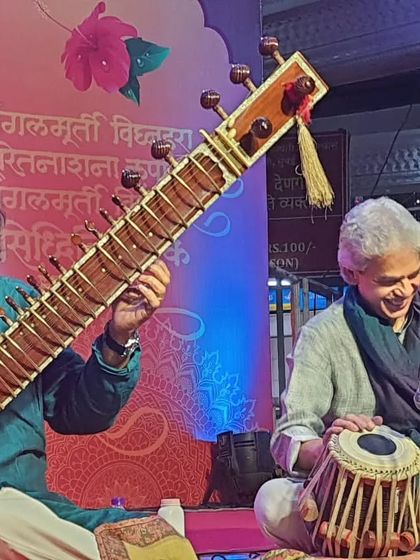 A candid, joyful moment on stage with Ustad Fazal Qureshi ji during our performance at Siddhivinayak. His smile says it all.