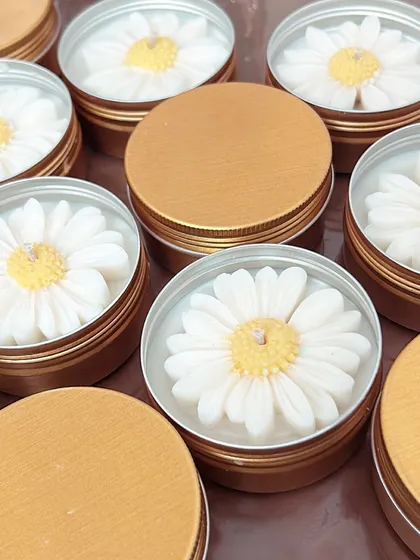 These daisy tin candles are perfect for gifting. They are easy to pack and carry, and the lid keeps the scent fresh.
