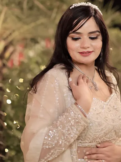 A soft and dreamy engagement look. The makeup is kept minimal and glowing to let her natural beauty shine through.
