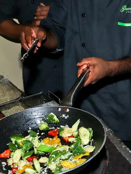 We cater to all tastes, including healthy options. This live station features our chef stir-frying a colorful mix of fresh broccoli, baby corn, and bell peppers for a light and nutritious option.