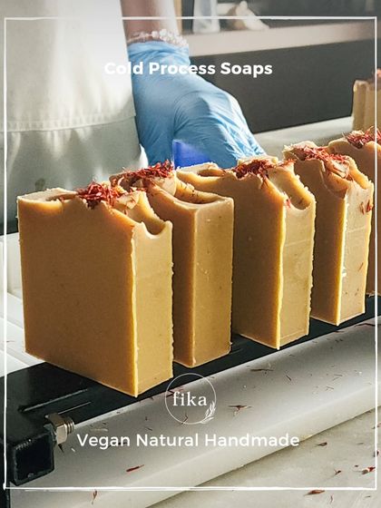 These freshly cut Turmeric Saffron bars are the result of my vegan, natural, and handmade cold-process method. Lined up and ready for curing, they represent my commitment to quality and tradition.