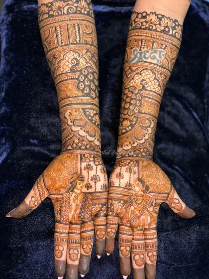 A beautiful bridal design featuring portraits of the couple and their name 'Shraddha' written in Hindi. The design is filled with traditional peacock motifs, creating a rich and personal artwork.