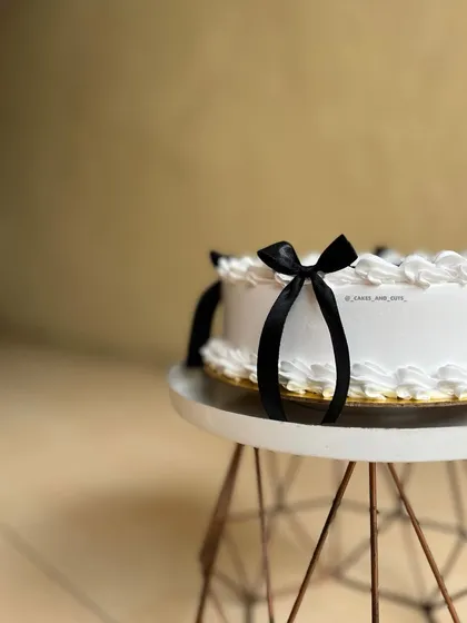 A close-up of the delicate black bow details on our vintage cake.