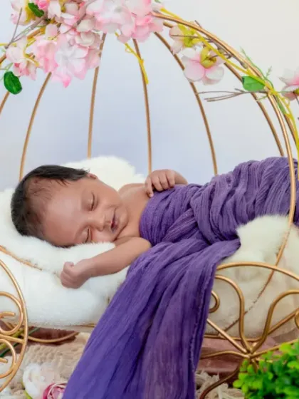 A prince or princess in their royal carriage. The floral details on this golden prop add a touch of elegance and magic to the photoshoot.