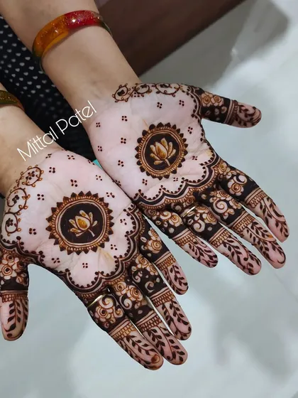 A minimalist yet striking design featuring a lotus mandala in the center of each palm. This is a great option for a trendy and elegant festive look.