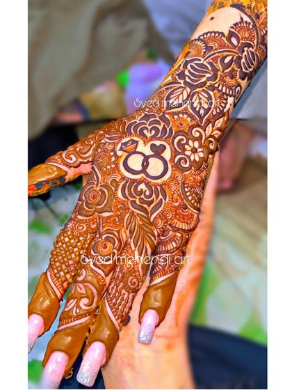 A close-up of the engagement ring symbol from the previous design.