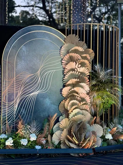 A detail shot of the stacked, fan-like golden leaves, an artistic and unique element of the selfie point decor.