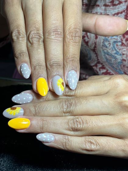 Designs so good, your nails will thank you. This cheerful set features bright yellow polish, grey polka dots, and a beautiful hand-painted sunflower accent nail.