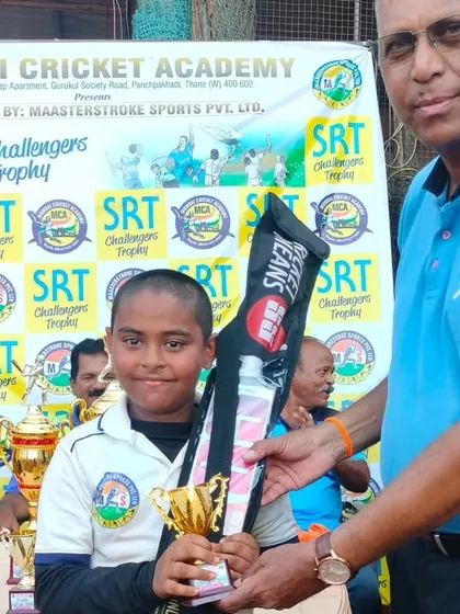 Vignesh Janathe receiving his award at the SRT Challengers Trophy 2023.