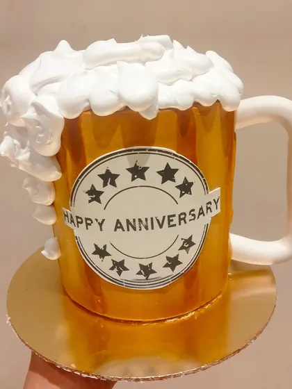Cheers to this realistic beer mug cake. The golden 'beer' and frothy 'foam' are all part of the edible design, making it a great anniversary or birthday cake for beer lovers.