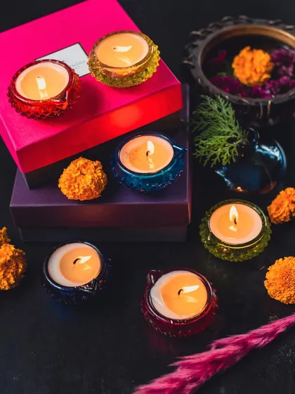Our festive diyas are a perfect gift for the season of light. These luxuriously hand-poured candles are a wonderful way to gear up for the festivities ahead.