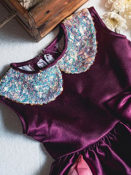 I crafted this luxurious wine-colored velvet dress for elegant winter celebrations. The sparkling sequin Peter Pan collar adds a festive touch, making it a sophisticated and memorable party outfit.
