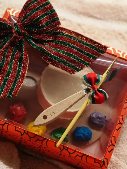 My Paint-Your-Own Cake kit, all packed up and ready for gifting. The clear-top box shows off the cake and colourful buttercream palette, tied with a festive ribbon.