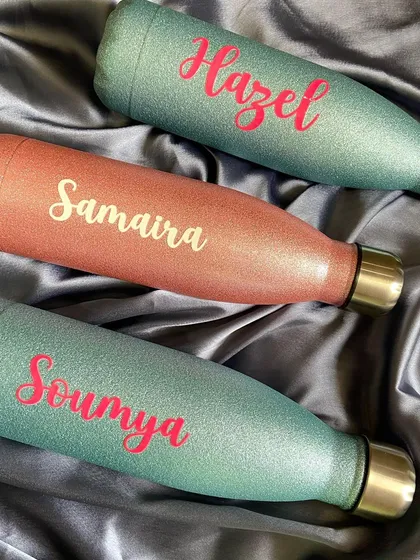 Unleash the glittery magic of our custom insulated sparkle bottles. These bottles have a beautiful shimmer finish and can be personalised with a name in a contrasting color.