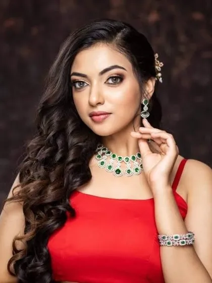 I love how this elegant green stone jewellery set elevates a simple red dress. This is a perfect example of a modern statement piece that works beautifully for a party or a special evening out. The set includes a matching necklace, earrings, and a delicate bracelet.