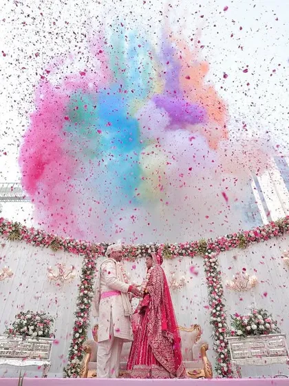 A sky full of color for the happy couple. This spectacular display of colored smoke and confetti during the Varmala ceremony adds a modern and festive touch to the traditional ritual.