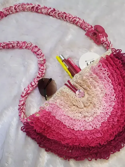 I love the texture of this loop stitch bag, made with a beautiful pink ombre cotton yarn. It’s spacious enough for your sunglasses, wallet, and other essentials, making it a stylish and practical choice.