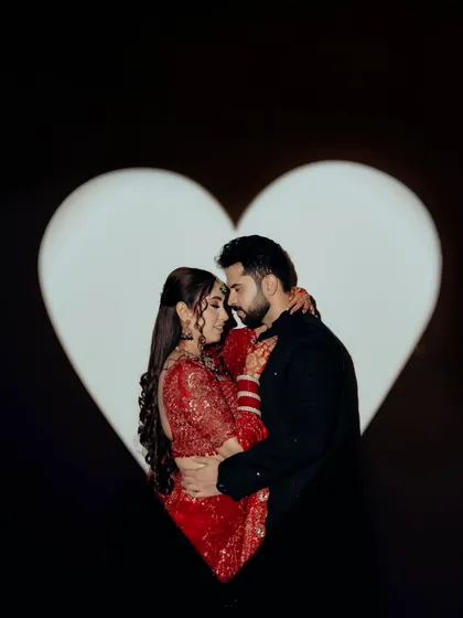 Love, illuminated. We love playing with light and shadows to create artistic and symbolic portraits. Here, the couple is enveloped in a heart of light, a creative concept that turns a simple portrait into a powerful declaration of their bond.