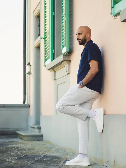 A candid moment against the classic pink walls of the villa in Tuscany. The aesthetic of these venues is always on point.