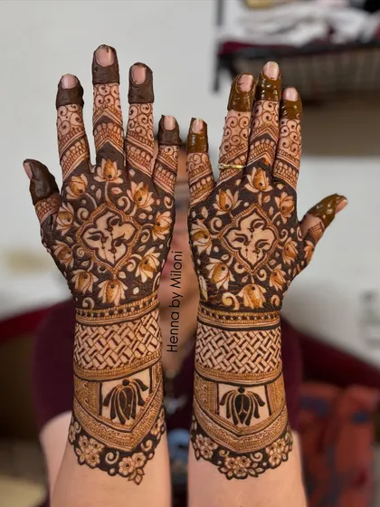 A stunning full-coverage design with a central lotus motif, surrounded by intricate jaal (net) patterns.