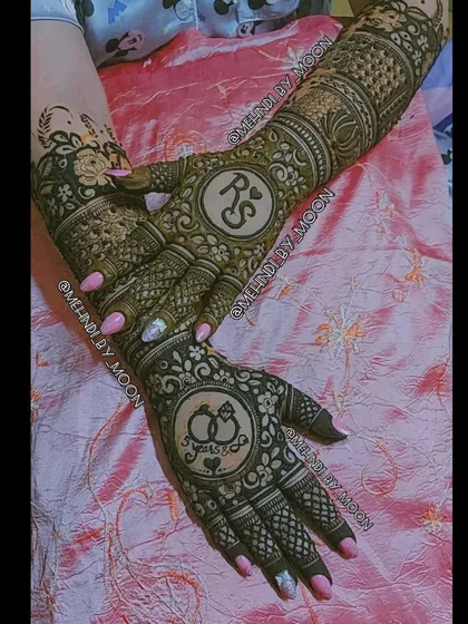 A unique engagement design featuring the couple's initials, RS, and a symbol of two rings. It's a modern and creative way to personalize your mehndi for the ring ceremony.