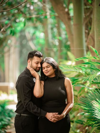 Capturing pure, uninhibited joy. These candid shots in a park setting show how I encourage couples to have fun and be themselves, resulting in genuine and happy memories.