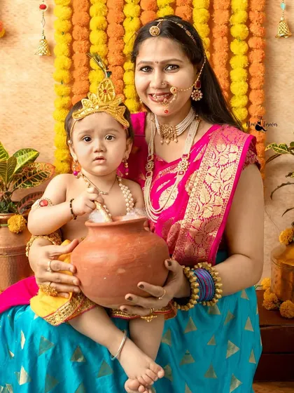 A mother and her little Krishna share a moment with the 'matki'. These sessions are a wonderful way for parents to be part of the festive fun.