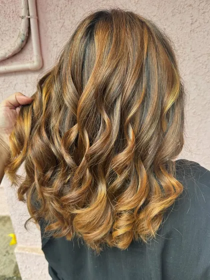 Golden hour all day long with this warm honey blonde. This is a non-bleach color that creates a beautiful, sunny effect, perfect for brightening up your look.